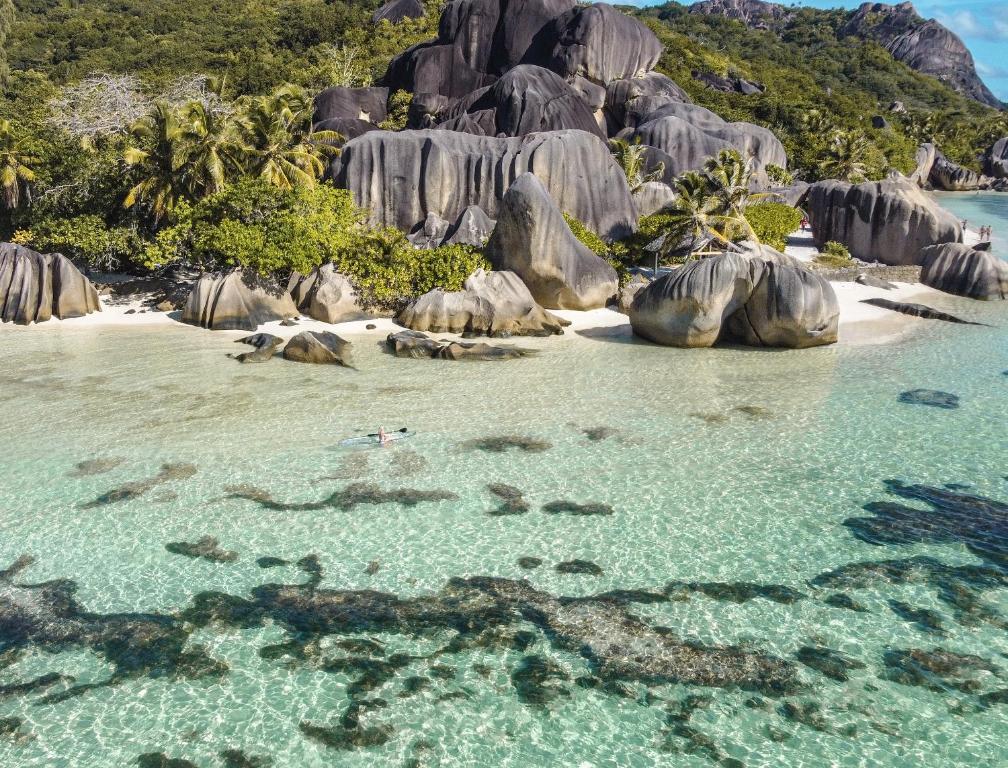 La Digue Island Lodge - beach 2